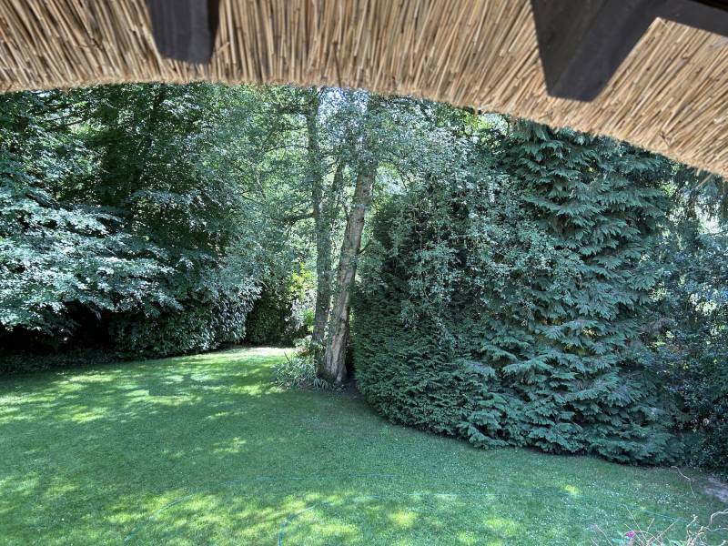 ADORABLE CHAUMIÈRE AU CALME ABSOLU DANS UN ENVIRONNEMENT BOISÉ ET VALLONNÉ