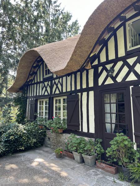 ADORABLE CHAUMIÈRE AU CALME ABSOLU DANS UN ENVIRONNEMENT BOISÉ ET VALLONNÉ