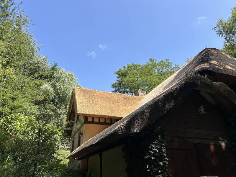 ADORABLE CHAUMIÈRE AU CALME ABSOLU DANS UN ENVIRONNEMENT BOISÉ ET VALLONNÉ