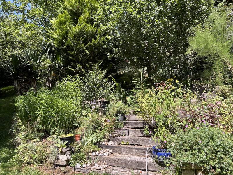 ADORABLE CHAUMIÈRE AU CALME ABSOLU DANS UN ENVIRONNEMENT BOISÉ ET VALLONNÉ