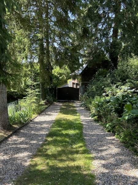 ADORABLE CHAUMIÈRE AU CALME ABSOLU DANS UN ENVIRONNEMENT BOISÉ ET VALLONNÉ