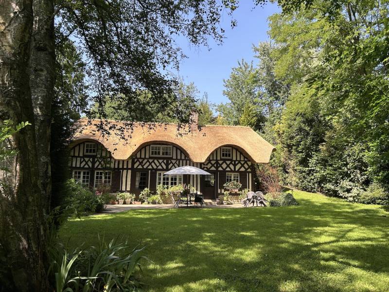 ADORABLE CHAUMIÈRE AU CALME ABSOLU DANS UN ENVIRONNEMENT BOISÉ ET VALLONNÉ