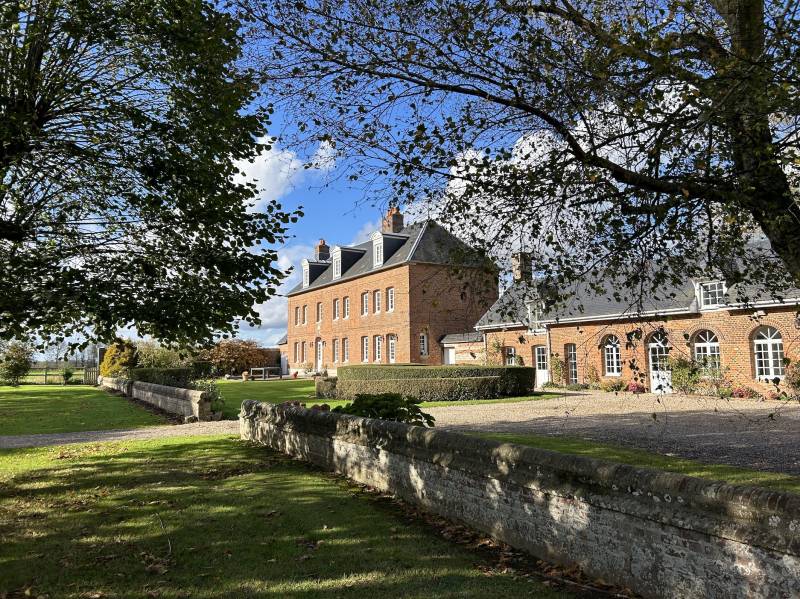 BEL ENSEMBLE XVIIIème COMPRENANT MANOIR ENTIEREMENT RÉNOVÉ ET SES DEPENDANCES SUR ENVIRON 1,3 HECTARE DONT JARDIN CLOS DE MURS ET PRAIRIE