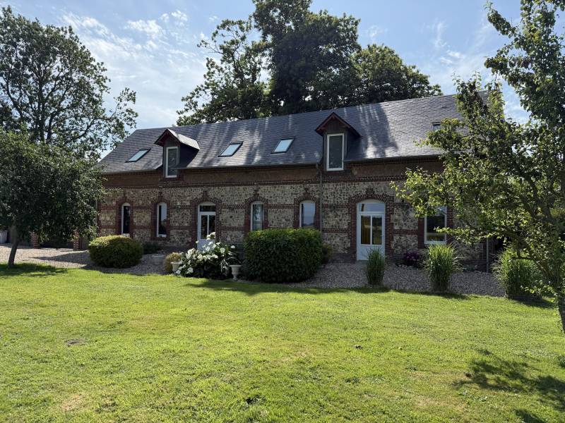 BELLE MAISON NORMANDE EN BRIQUES ET SILEX ENTIÈREMENT RÉNOVÉE A PROXIMITÉ IMMÉDIATE DES PLAGES