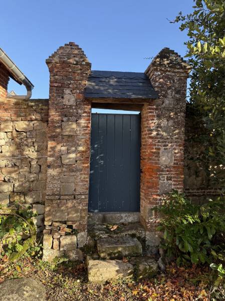 EXCLUSIVITÉ AUTHENTIQUE PRESBYTÈRE XVIIIÈME AVEC SON JARDIN DE CURÉ CLOS DE MURS