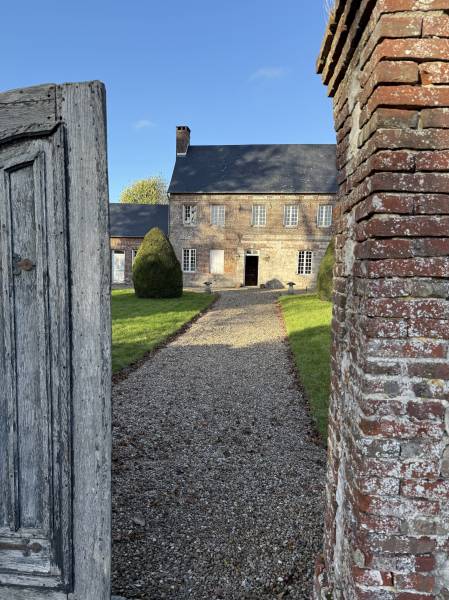 EXCLUSIVITÉ AUTHENTIQUE PRESBYTÈRE XVIIIÈME AVEC SON JARDIN DE CURÉ CLOS DE MURS