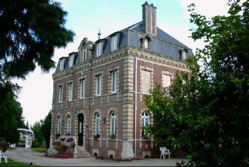 Maison bourgeoise 12 PIÈCES Doudeville 76 Centre ville tous commerces Beaucoup de caractère