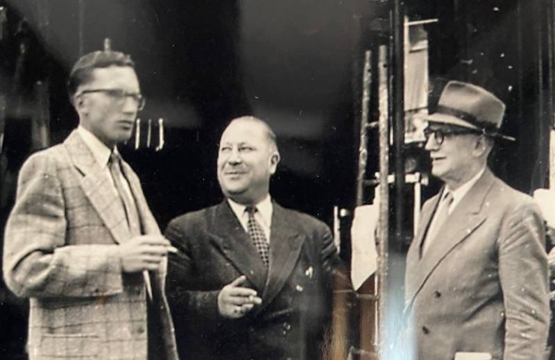 Au centre, Charles CONNIER, grand père de Jean-Charles CONNIER AGENT IMMOBILIER A PARIS dans les années 50 et 60.