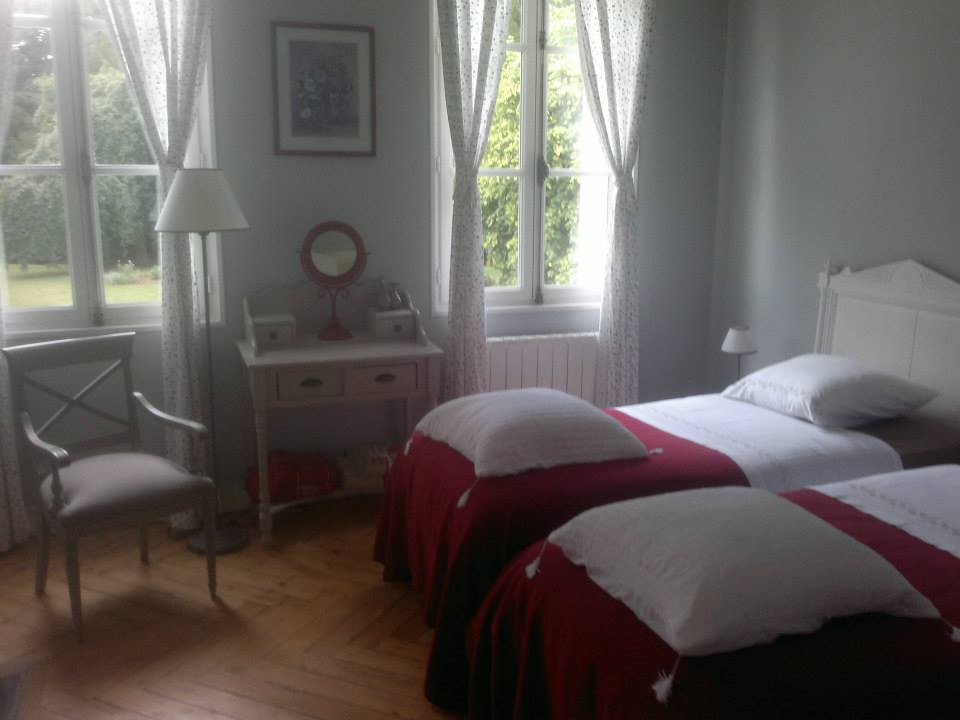 CHATEAU BLANC A VENDRE EN SEINE MARITIME AVEC CHAMBRES AYANT VUE SUR PARC