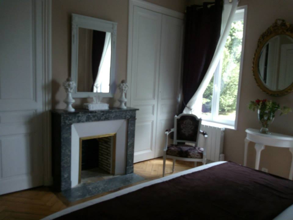 CHATEAU BLANC A VENDRE EN SEINE MARITIME AVEC CHAMBRES AYANT VUE SUR PARC