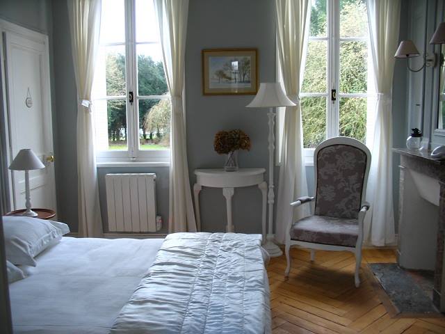 CHATEAU BLANC A VENDRE EN SEINE MARITIME AVEC CHAMBRES AYANT VUE SUR PARC