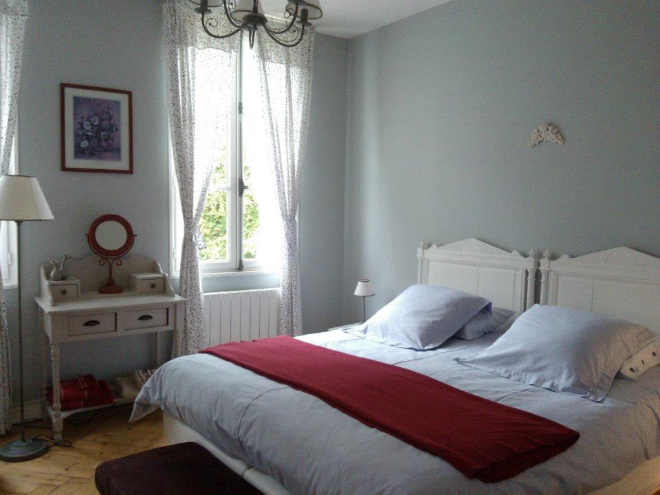 CHATEAU BLANC A VENDRE EN SEINE MARITIME AVEC CHAMBRES AYANT VUE SUR PARC