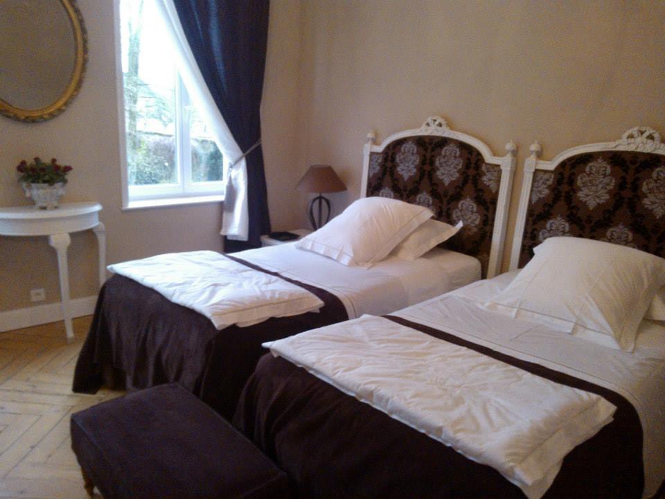 CHATEAU BLANC A VENDRE EN SEINE MARITIME AVEC CHAMBRES AYANT VUE SUR PARC