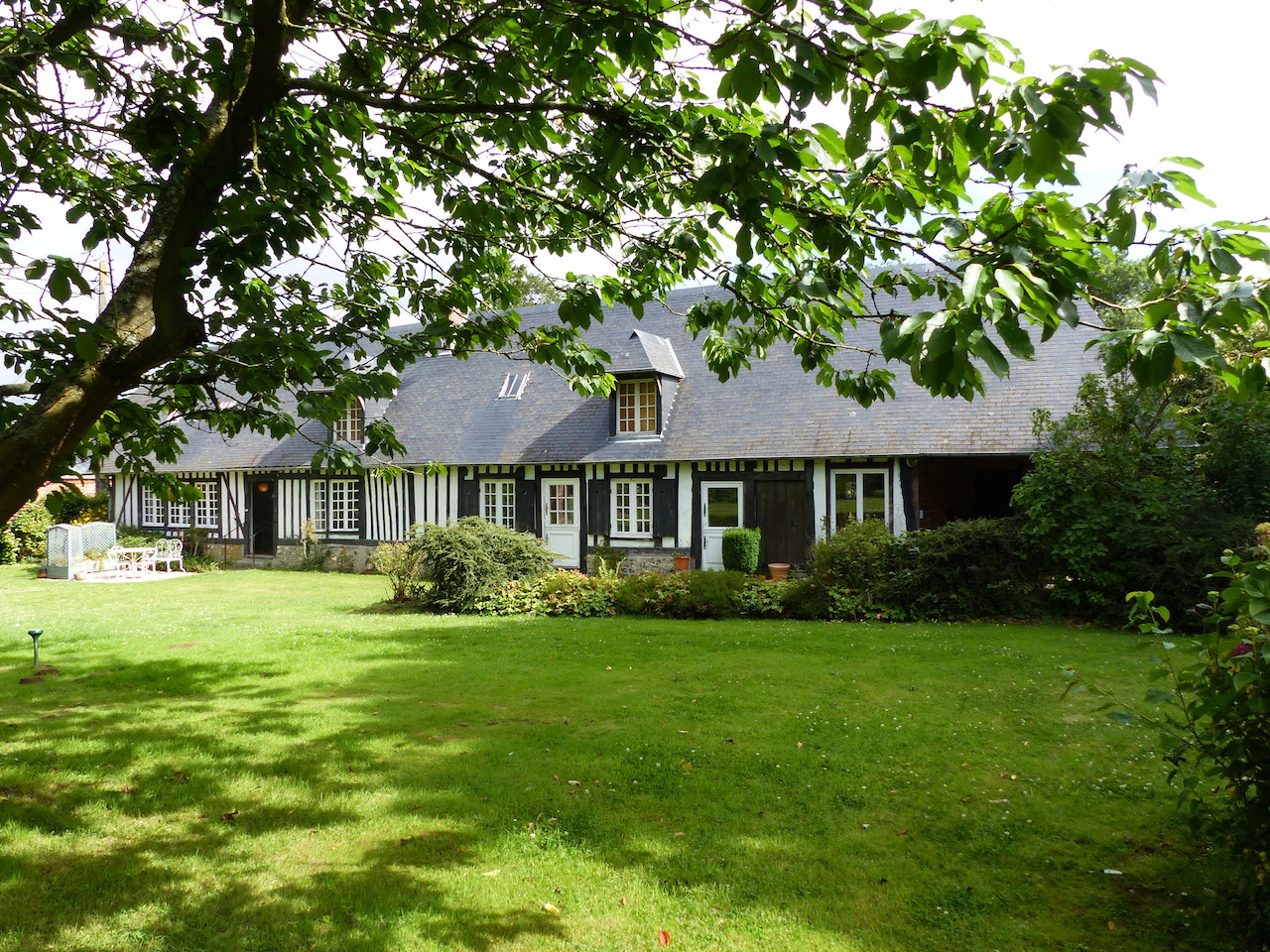 BEAU CLOS MASURE AVEC SA MAISON NORMANDE ET SA DEPENDANCE