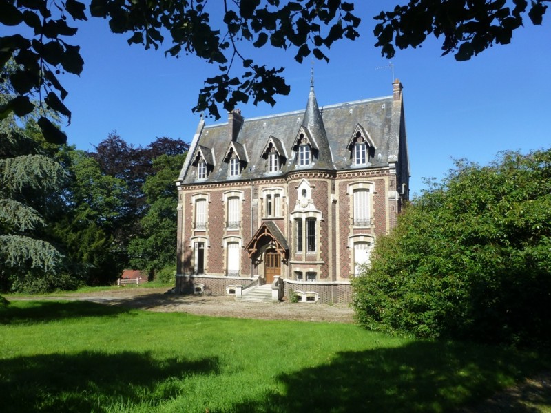 ELEGANT CHATEAU EN BOURG A RENOVER 15 PIÈCES NORMANDIE PAYS DE BRAY A GARDE TOUS SES ELEMENTS AUTHENTIQUES