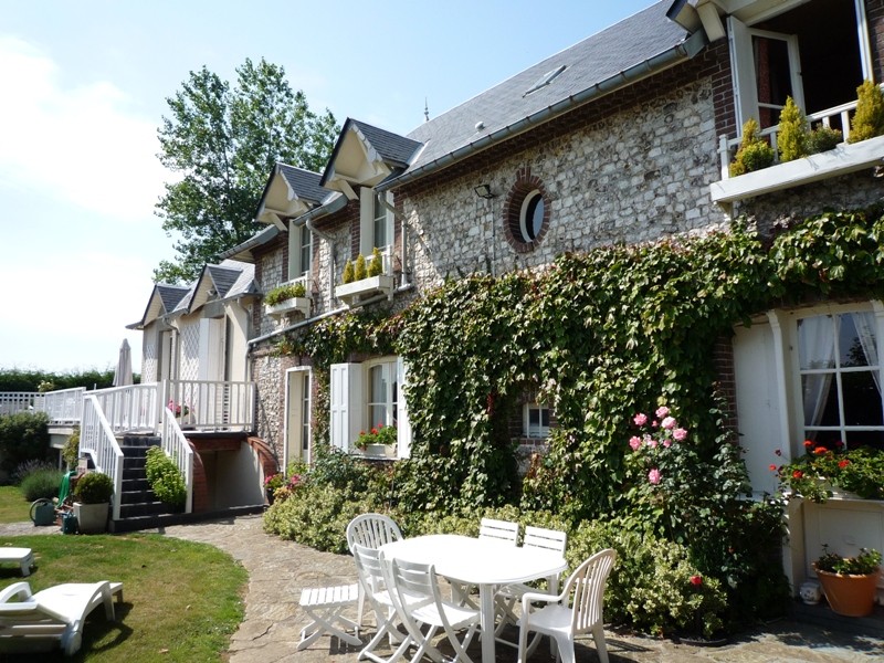 VILLA DE BORD DE MER  EN BRIQUES ET SILEX 7 PIÈCES PROCHE ETRETAT A 2 KILOMETRES DE LA PLAGE VUE MER