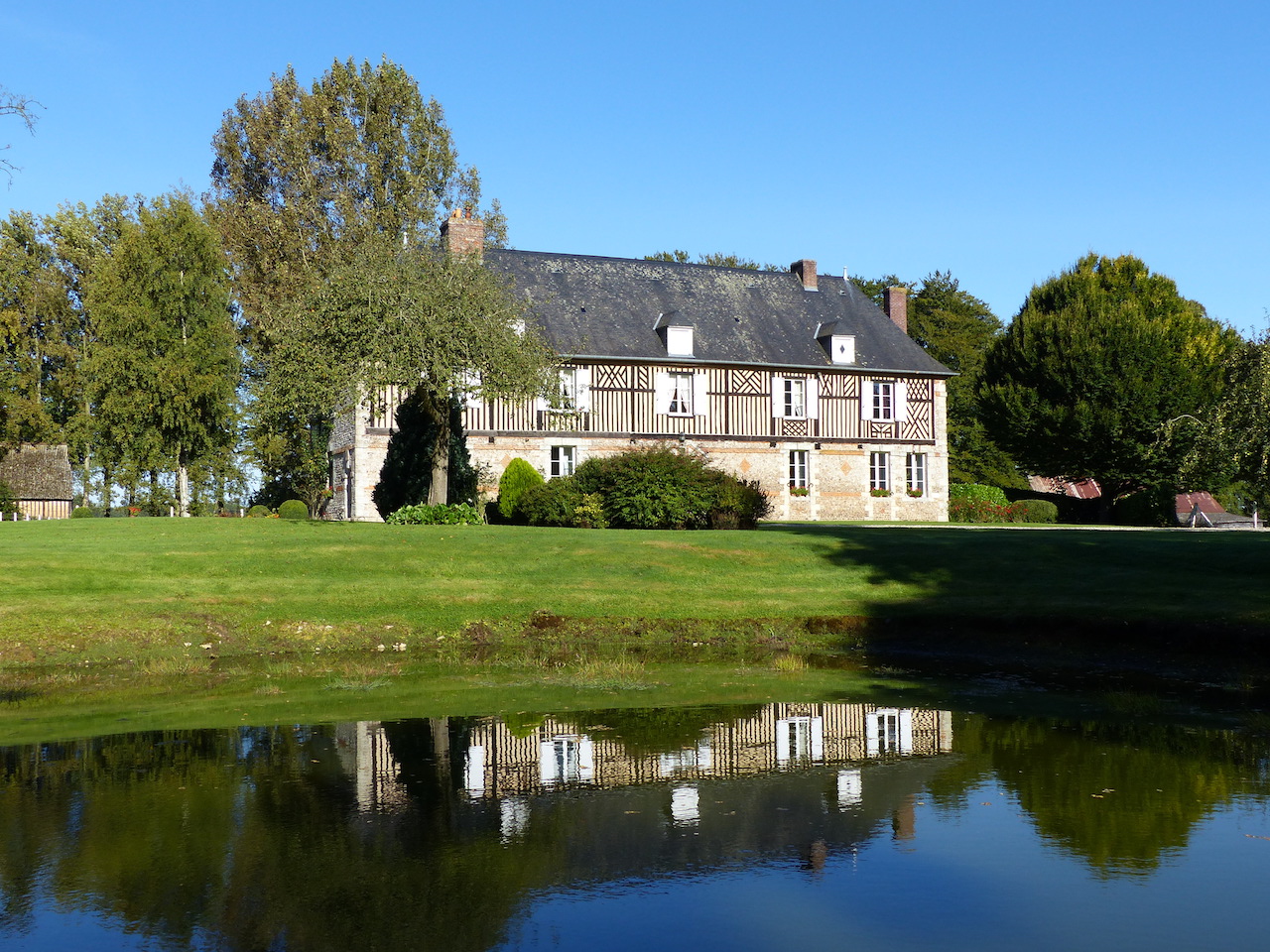 CLOS-MASURE COMPRENANT MANOIR, PIGEONNIER ET DEPENDANCES SUR 5 HECTARES NORMANDIE PAYS DE CAUX A UN QUART D'HEURE DES PLAGES DE LA COTE NORMANDE