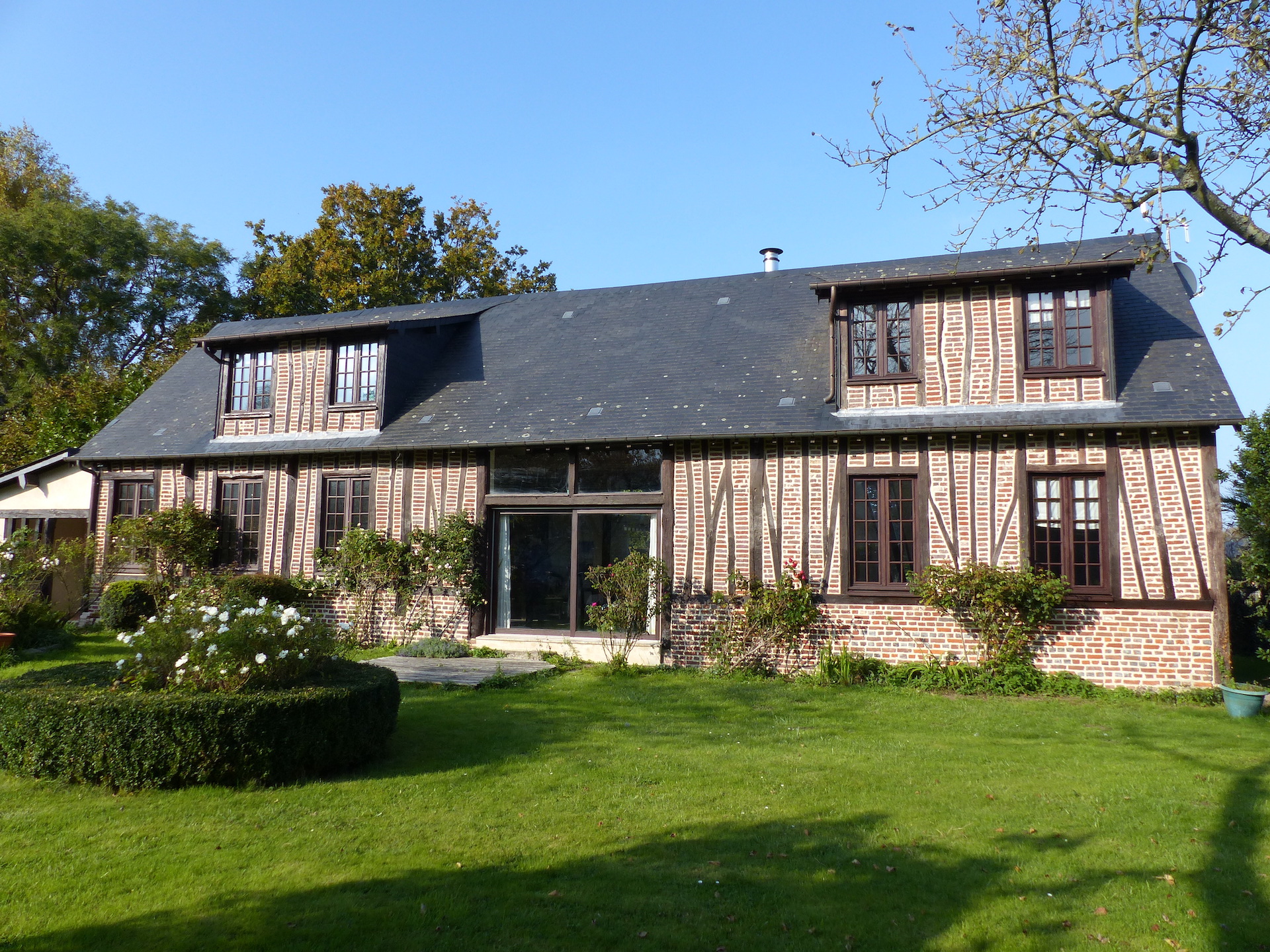 EXCLUSIVITE LUMINEUSE MAISON NORMANDE EN COLOMBAGES ET BRIQUES 7 PIÈCES NORMANDIE A 5 KILOMETRES DE LA PLAGE DE SAINT VALERY EN CAUX LA PLAGE A VELO GRANDES HAUTEURS SOUS PLAFONDS