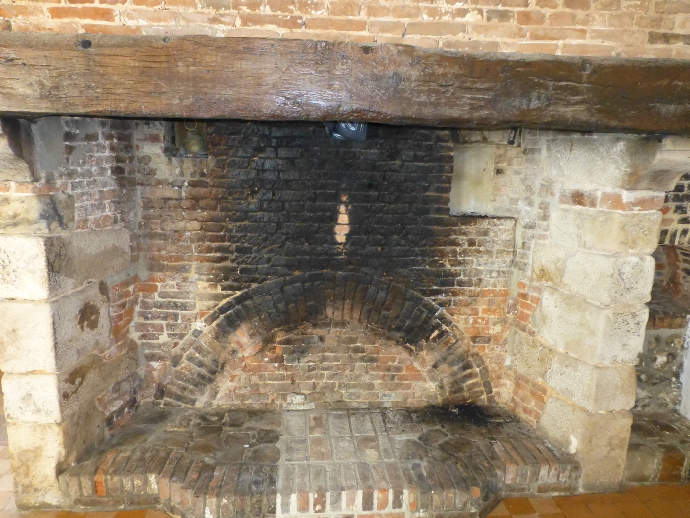 Cheminée cauchoise en pierres et briques dans une longère à vendre en seine Maritime