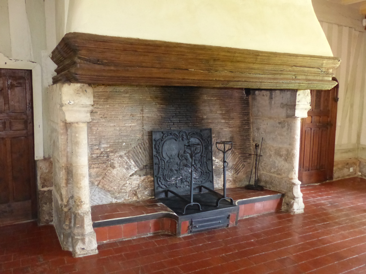 Grande cheminées à jambages en pierre dans un manoir à vendre de la région d'Yvetot