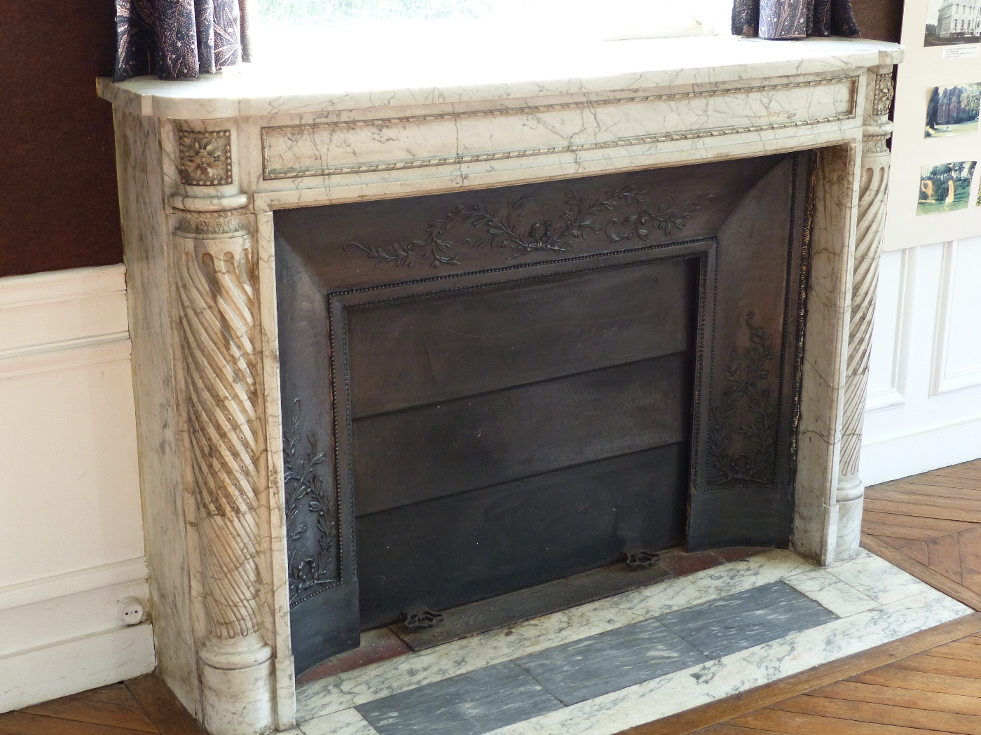 Cheminée en marbre dans un ensemble de boiseries d'un chateau à acheter en Haute Normandie