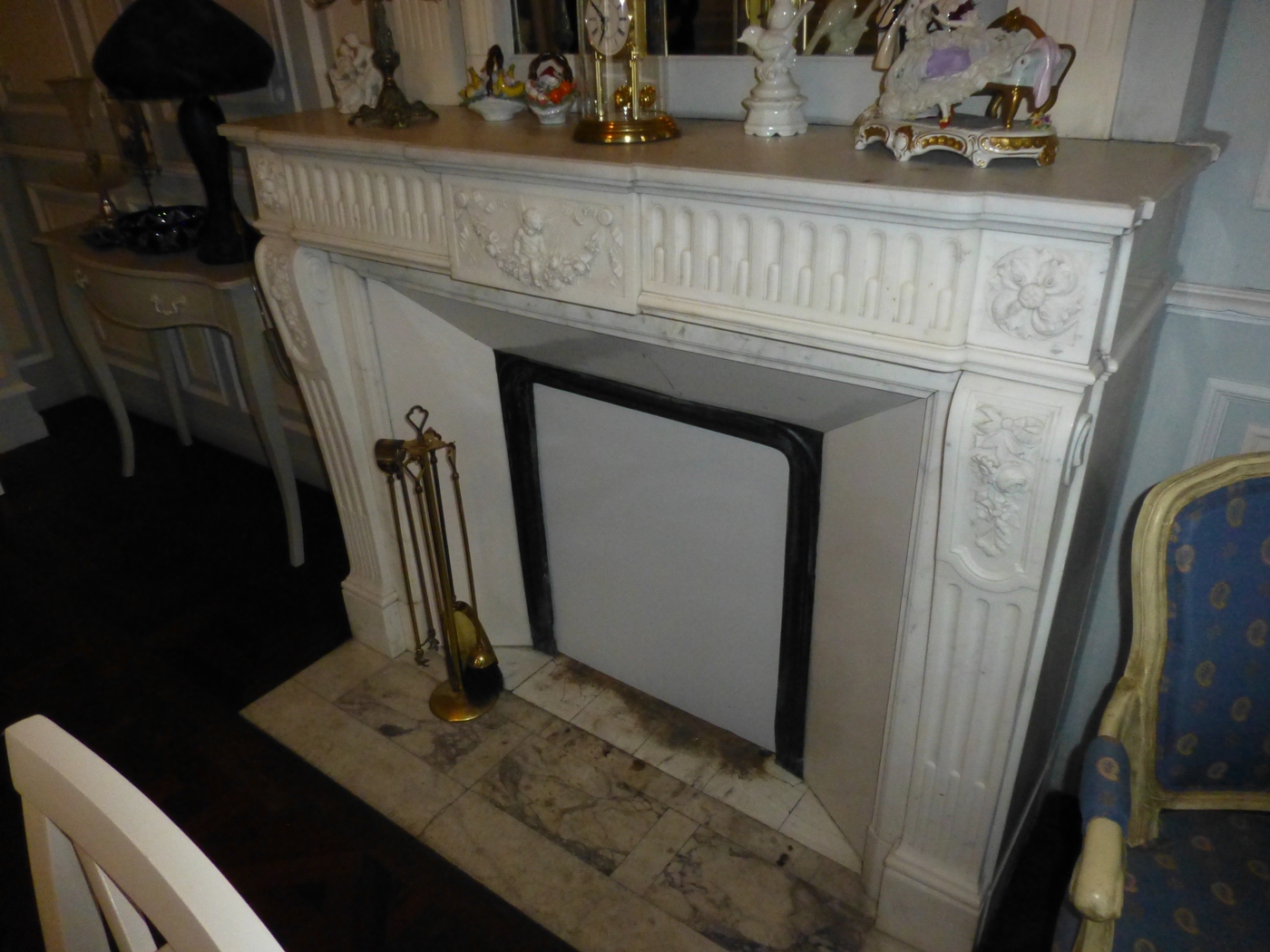 Cheminée en marbre dans un chateau à vendre dans la région de Varengeville