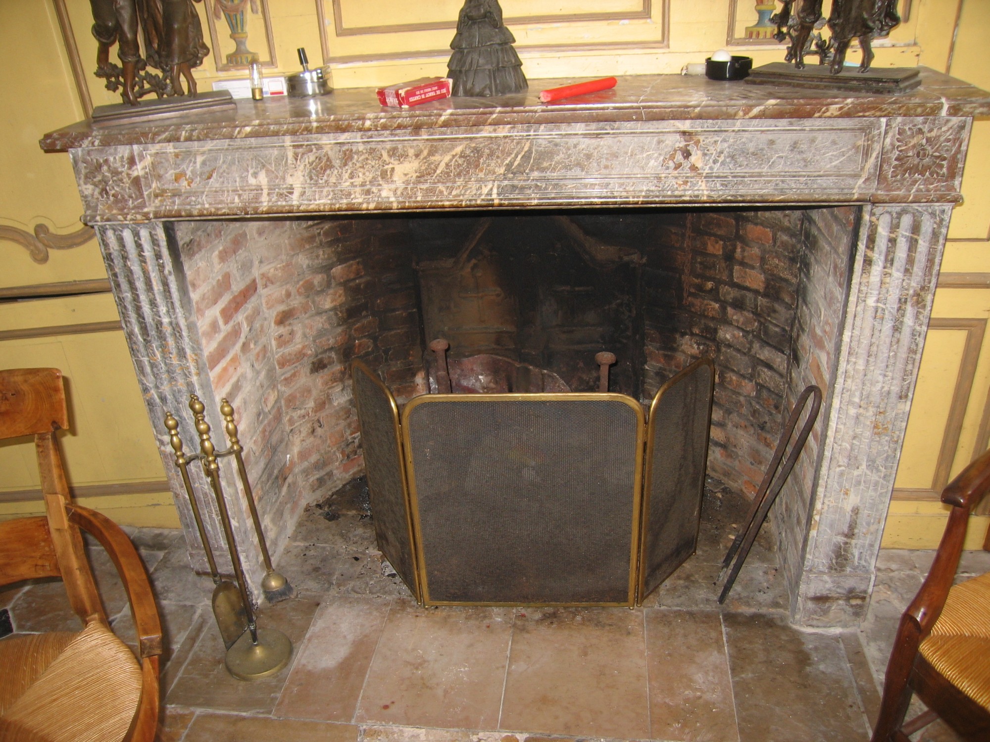 Cheminée en briques et marbre dans un presbytère à vendre de la région de Fécamp