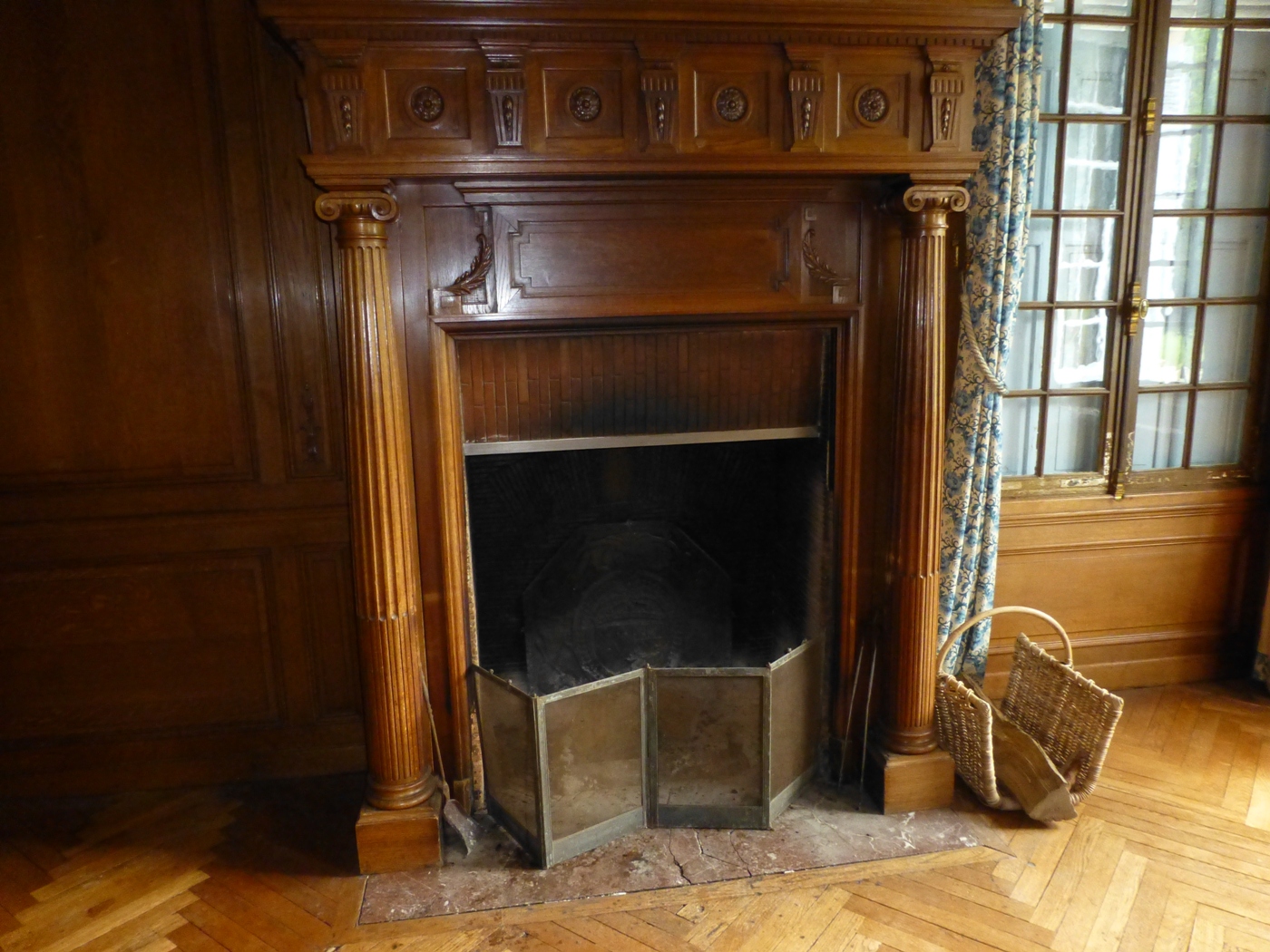 Belle cheminée en bois d'un chateau à vendre dans le secteur d'Yvetot