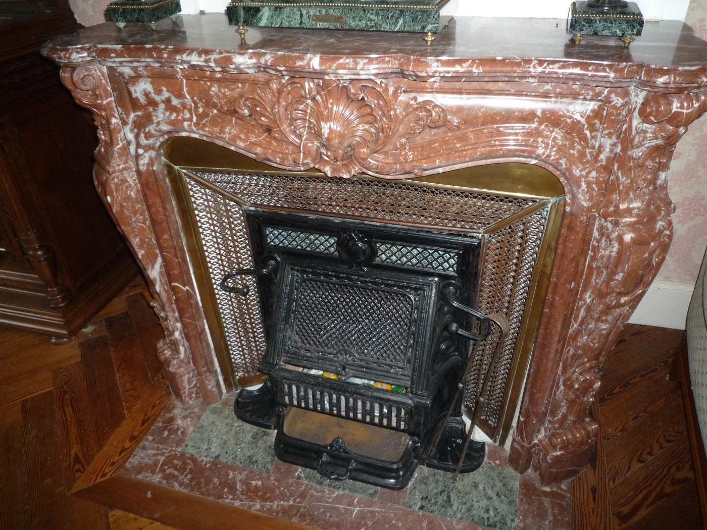 Cheminée en marbre avec panier en fonte d'un chateau à vendre dans le 76