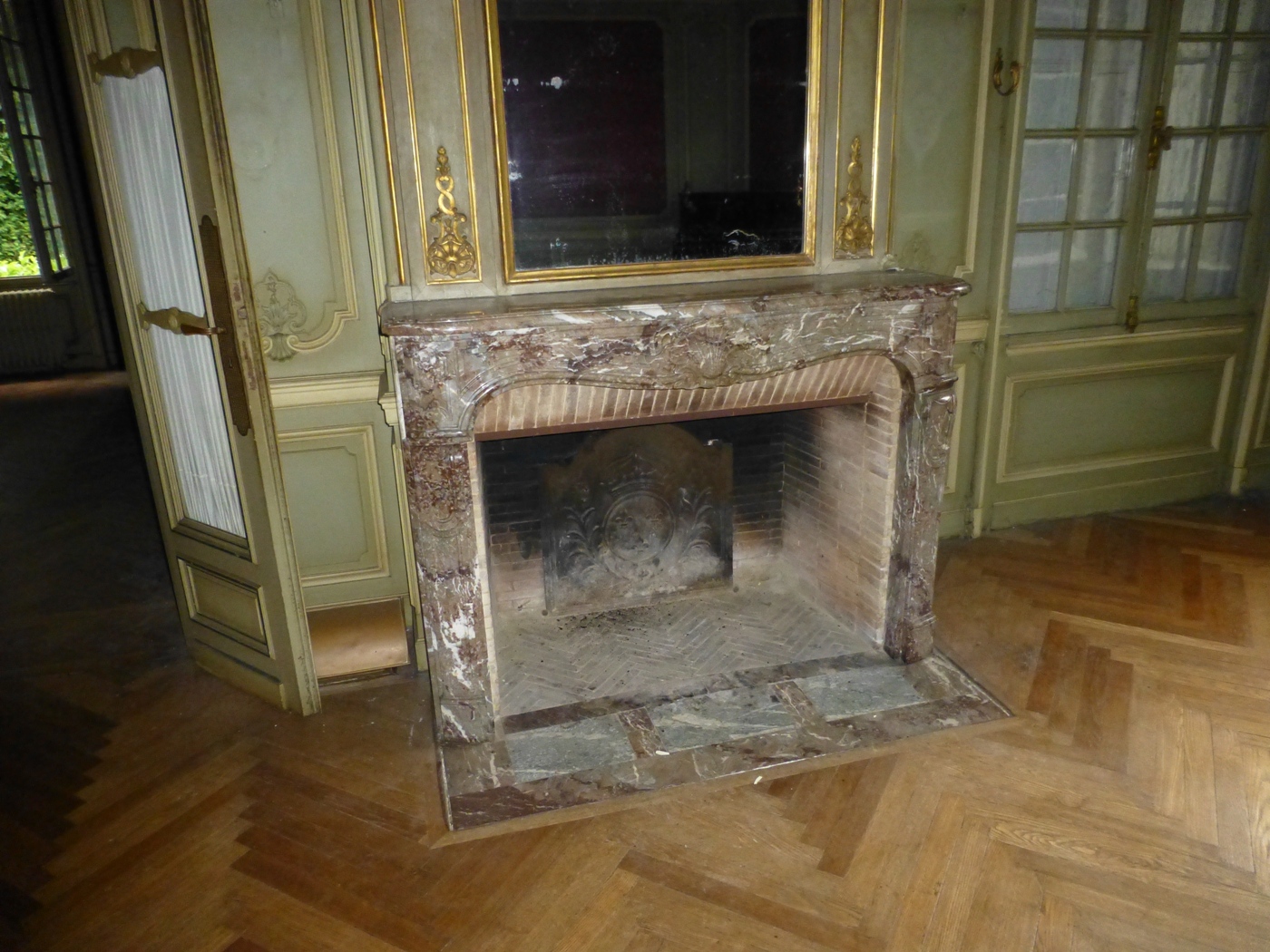 Cheminée en marbre et briques dans un ensemble de boiseries d'un chateau à vendre en Haute Normandie
