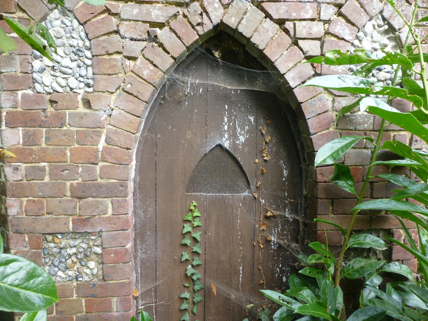 Porte en ogive d'une dépendance de chateau à vendre proche de la plage des Petites Dalles