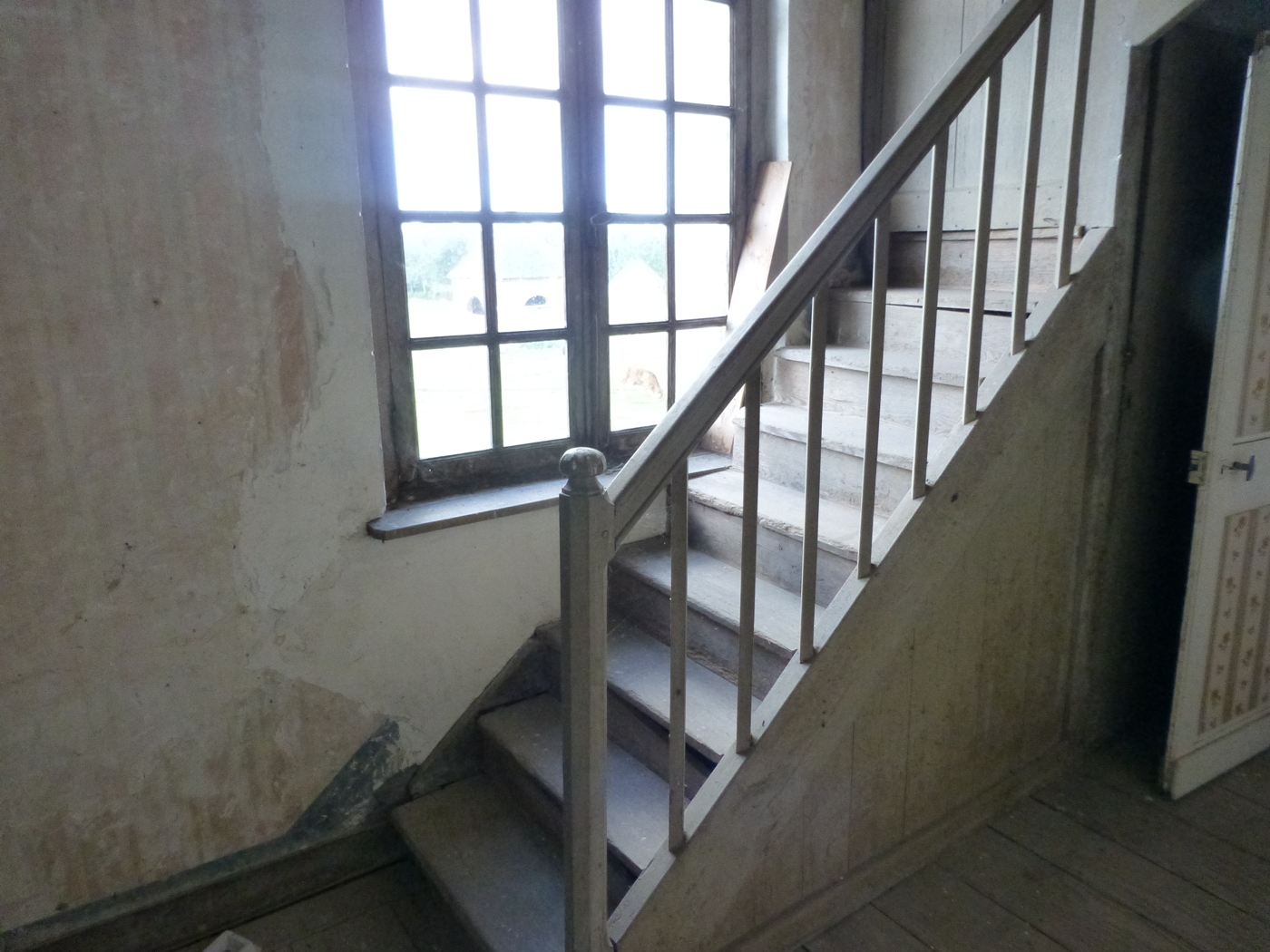 Escalier en bois dans une maison à vendre en Haute Normandie