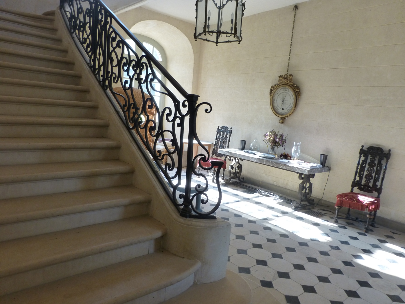 Escalier en pierre et rampe en fer forgé dans un chateau à vendre près d'Etretat
