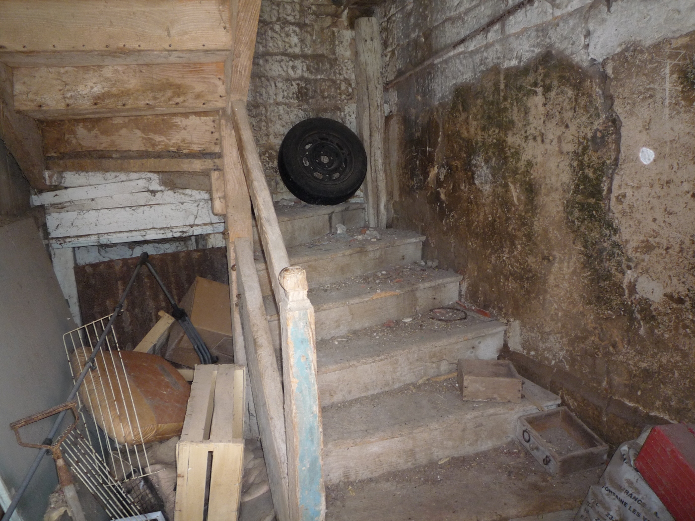 Escalier en ruine dans la cave d'une maison normande à vendre près de Fécamp