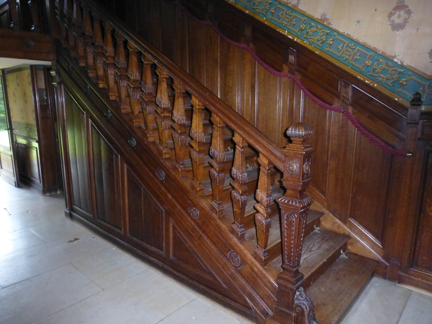Escalier en bois dans un chateau à vendre près d'Yvetot