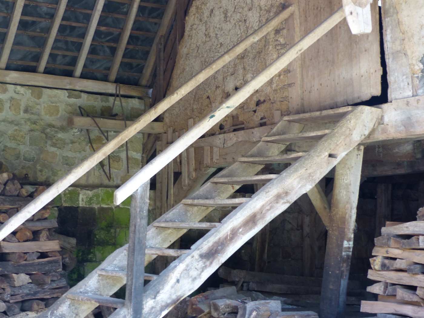 Escalier de type échelle de meunier dans une dépendance de manoir à vendre près de Veules les roses