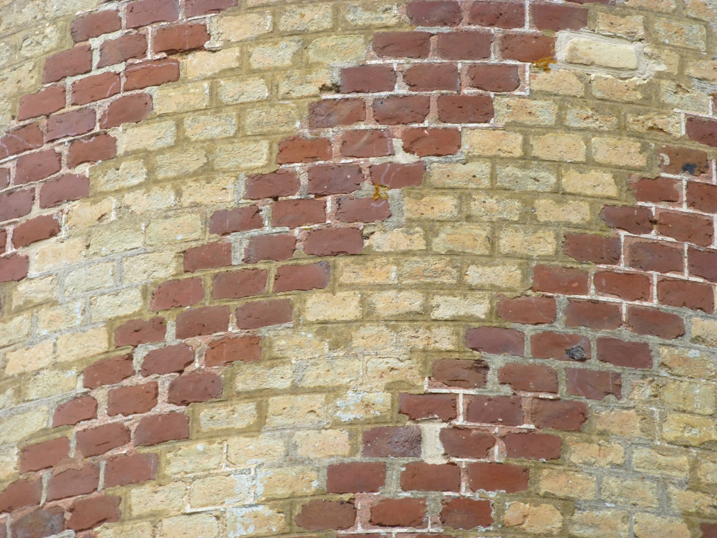 alternance de briques d'aluvions et d'argile sur un chateau à vendre à Etretat