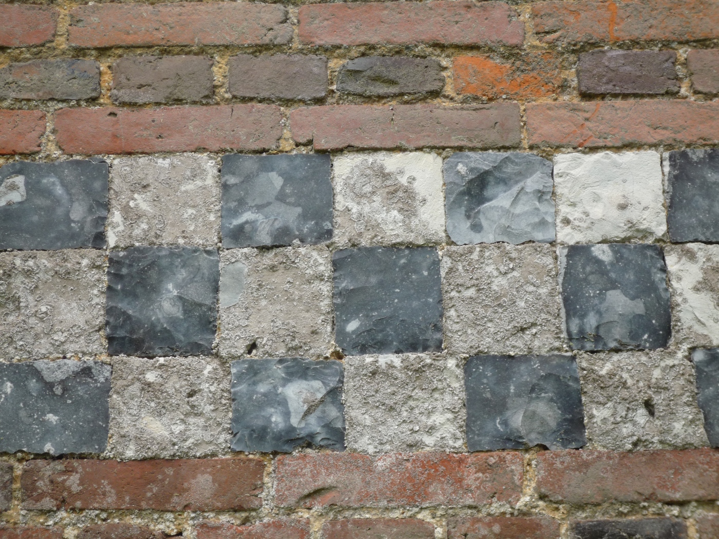 Alternance de briques et de silex sur une maison cauchoise en Normandie