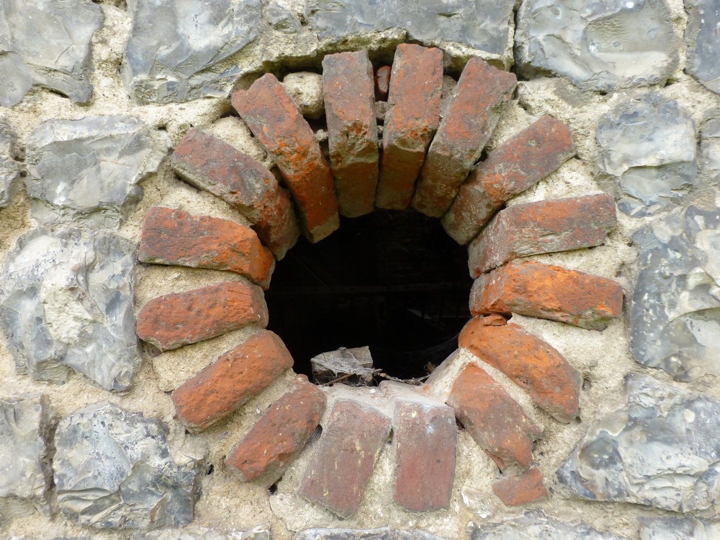 Oeil de boeuf en briques et silex sur une dépendance à vendre dans la région de saint Valéry en Caux
