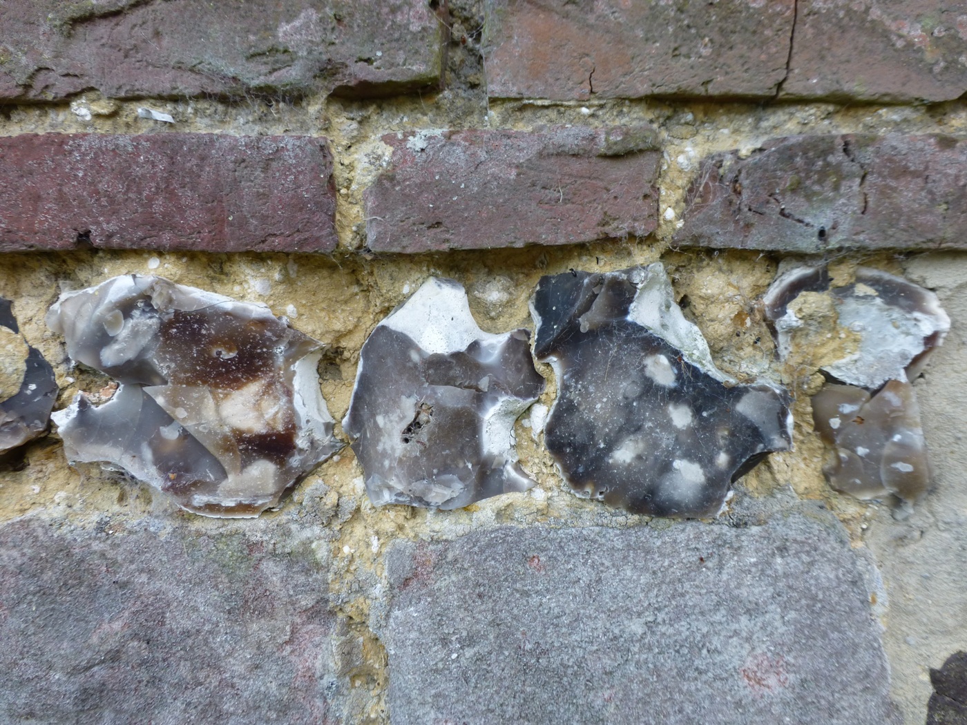 Briques, silex et grès ornent le mur d'une maison cauchoise à vendre près d'Yvetot