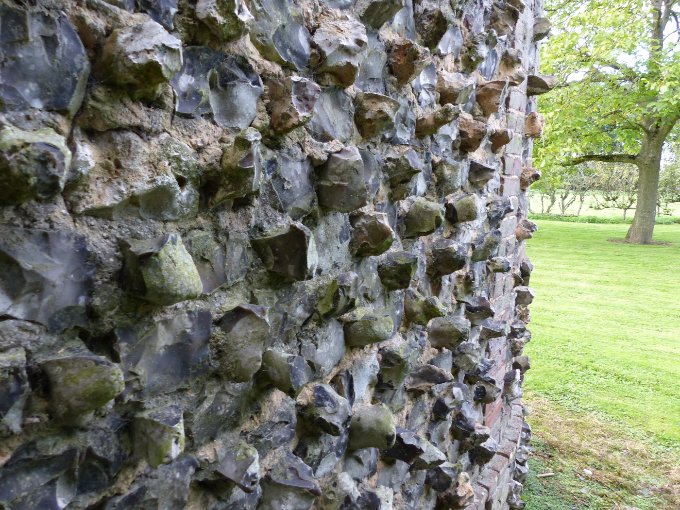 Mur de silex en saillis sur la chapelle d'une maison de maitre dans le secteur d'Yvetot