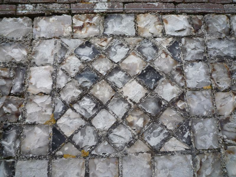Motifs géométriques en silex sur le mur d'un manoir cauchois en Seine Maritime