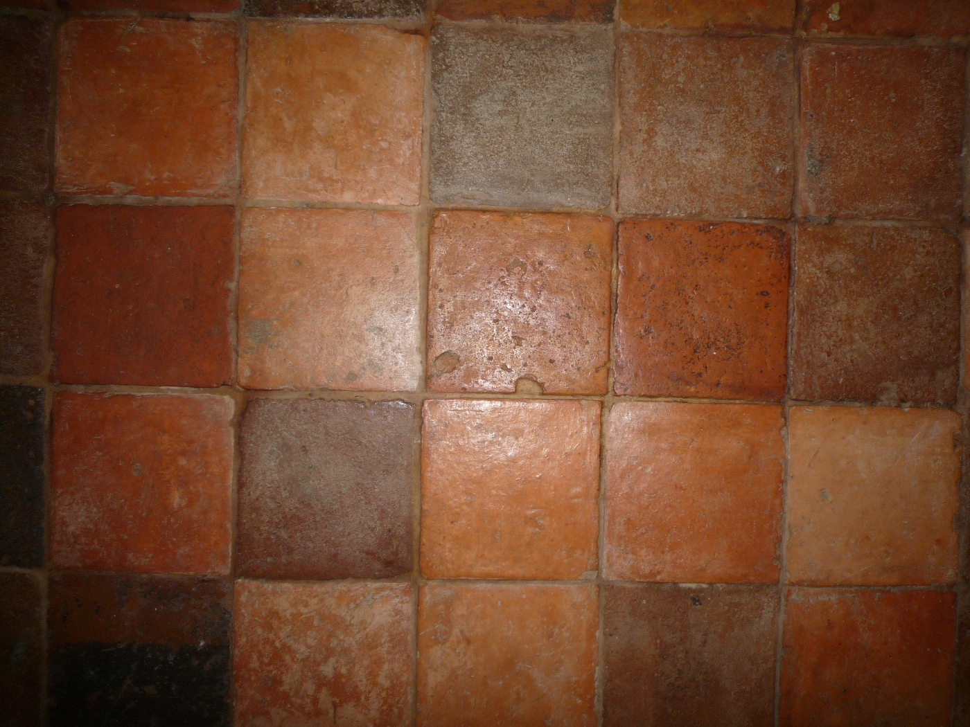 Tommettes carrées anciennes d'une maison à vendre en Haute Normandie