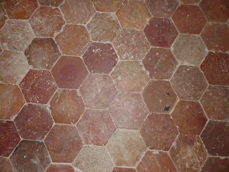 Anciennes tomettes d'une maison à vendre proche du littoral normand