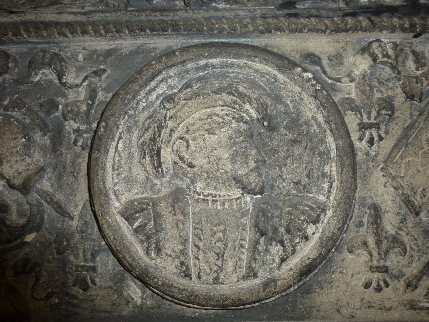 Médaillon en pierre dans manoir à vendre en normandie