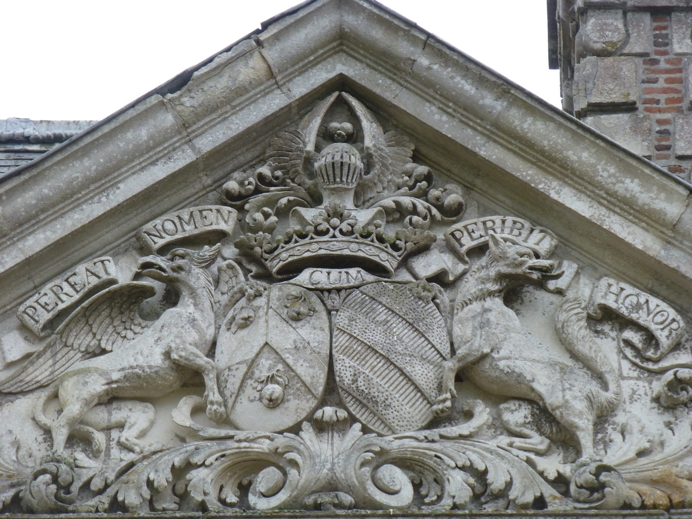 Fronton en pierre d'un chateau à vendre près d'Etretat