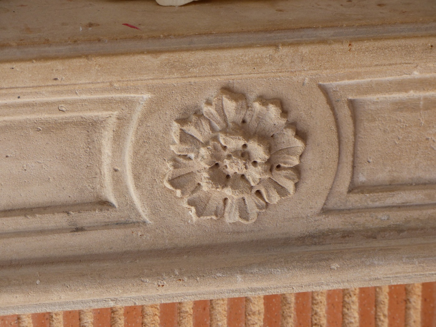 Motif de cheminée en pierre dans presbytère à vendre proche de Fécamp