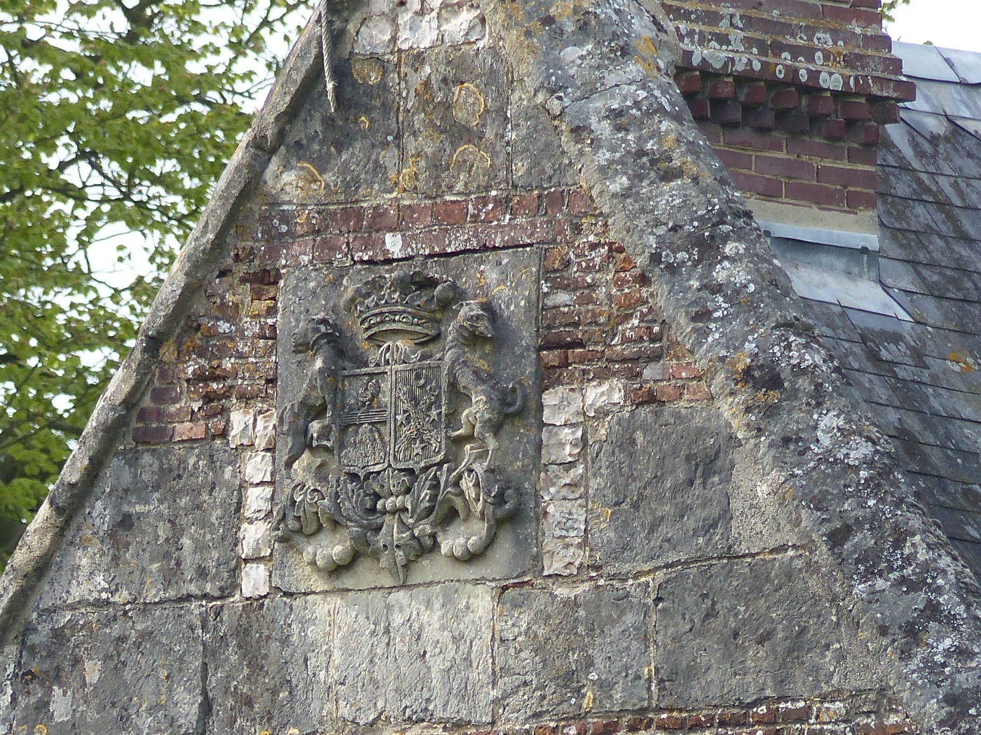 Blason en pierre sur pignon d'un manoir à vendre proche d'Etretat