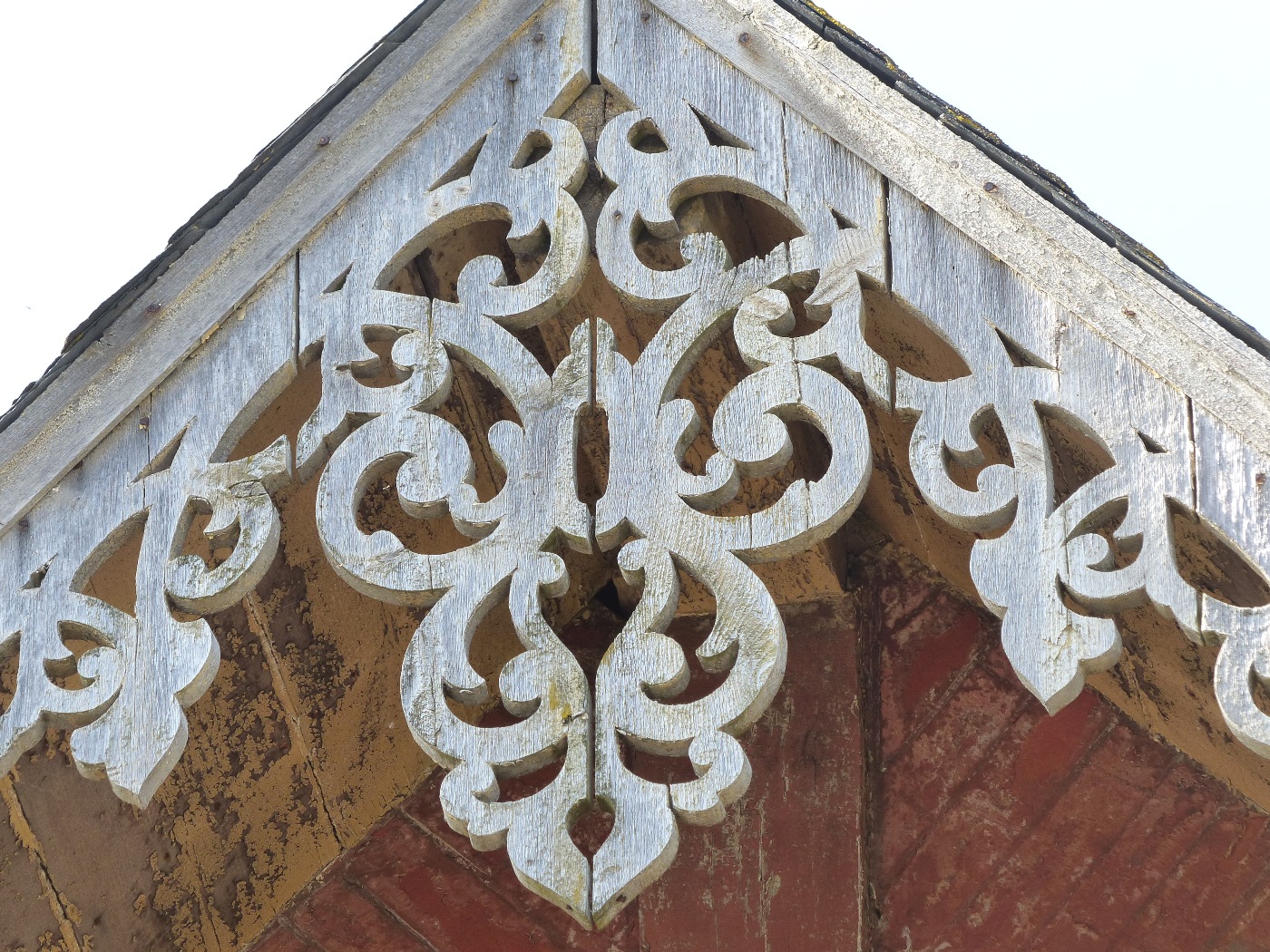 Dentelle de bois sur une maison à vendre aux Petites Dalles