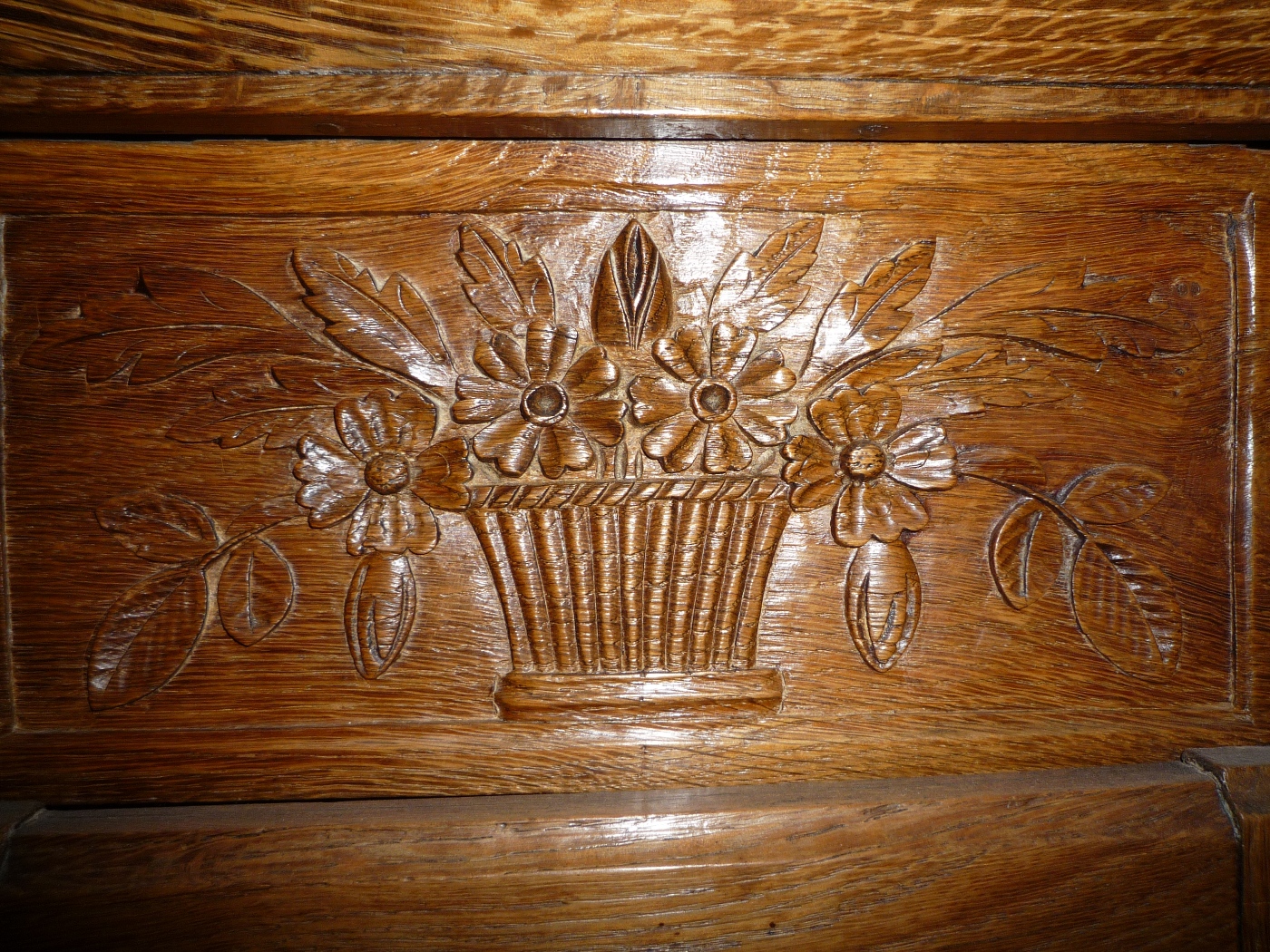 Détail de sculpture sur bois dans une maison normande à vendre proche de Veules les roses